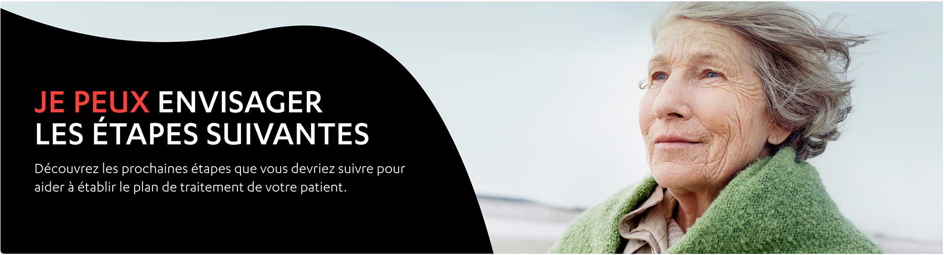 Femme âgée qui regarde devant elle sur une plage.